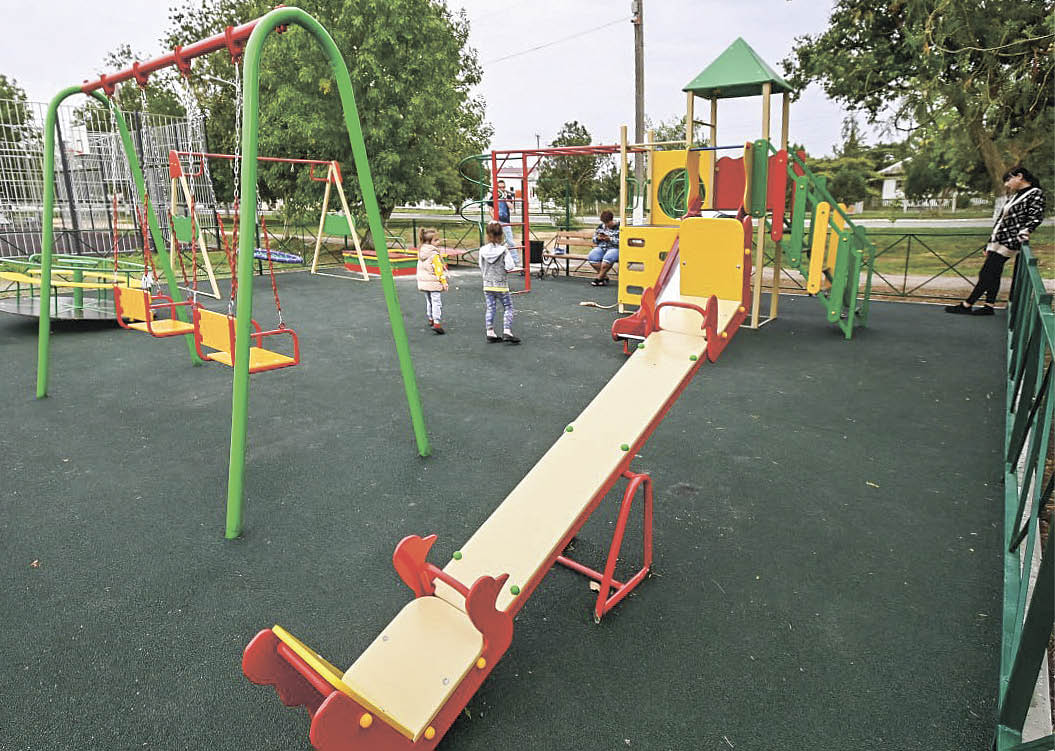 В Черноморском районе открыли детскую площадку