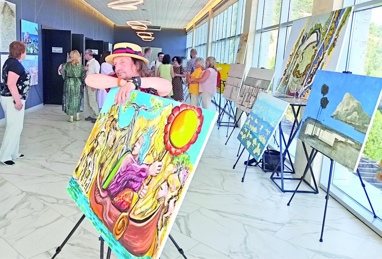 «Арт-КРЫМ»: художники из разных регионов РФ подарили свои картины Новому Свету