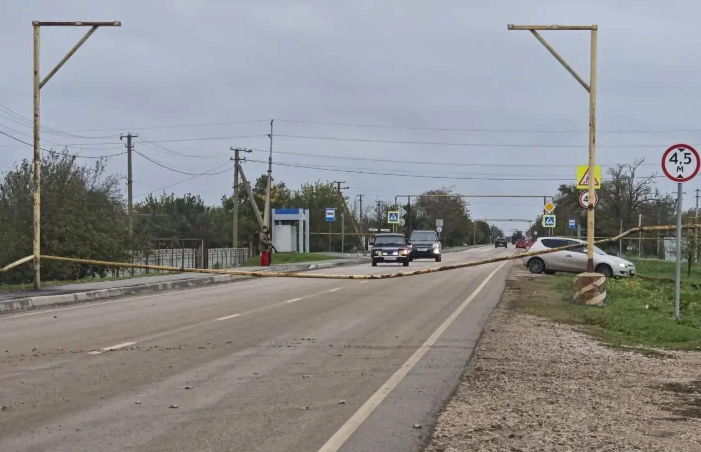 Дорогу Черноморское — Воинка перекрыли из-за падения газопровода