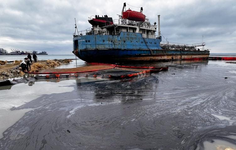 Утечку нефтепродуктов из танкера "Волгонефть-212" опровергли