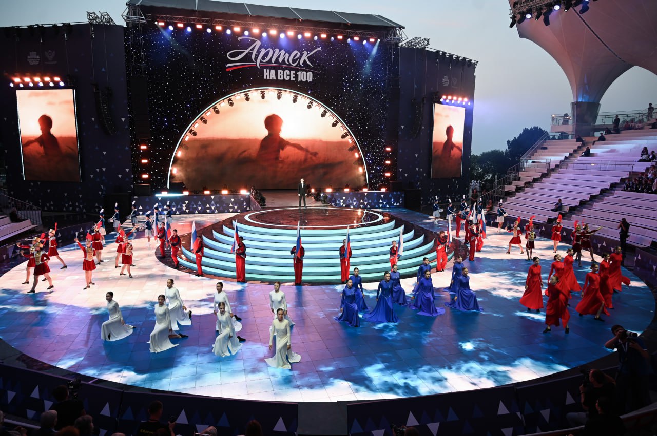 Глава Крыма поздравил сотрудников  "Артека" с юбилеем лагеря и вручил заслуженные награды