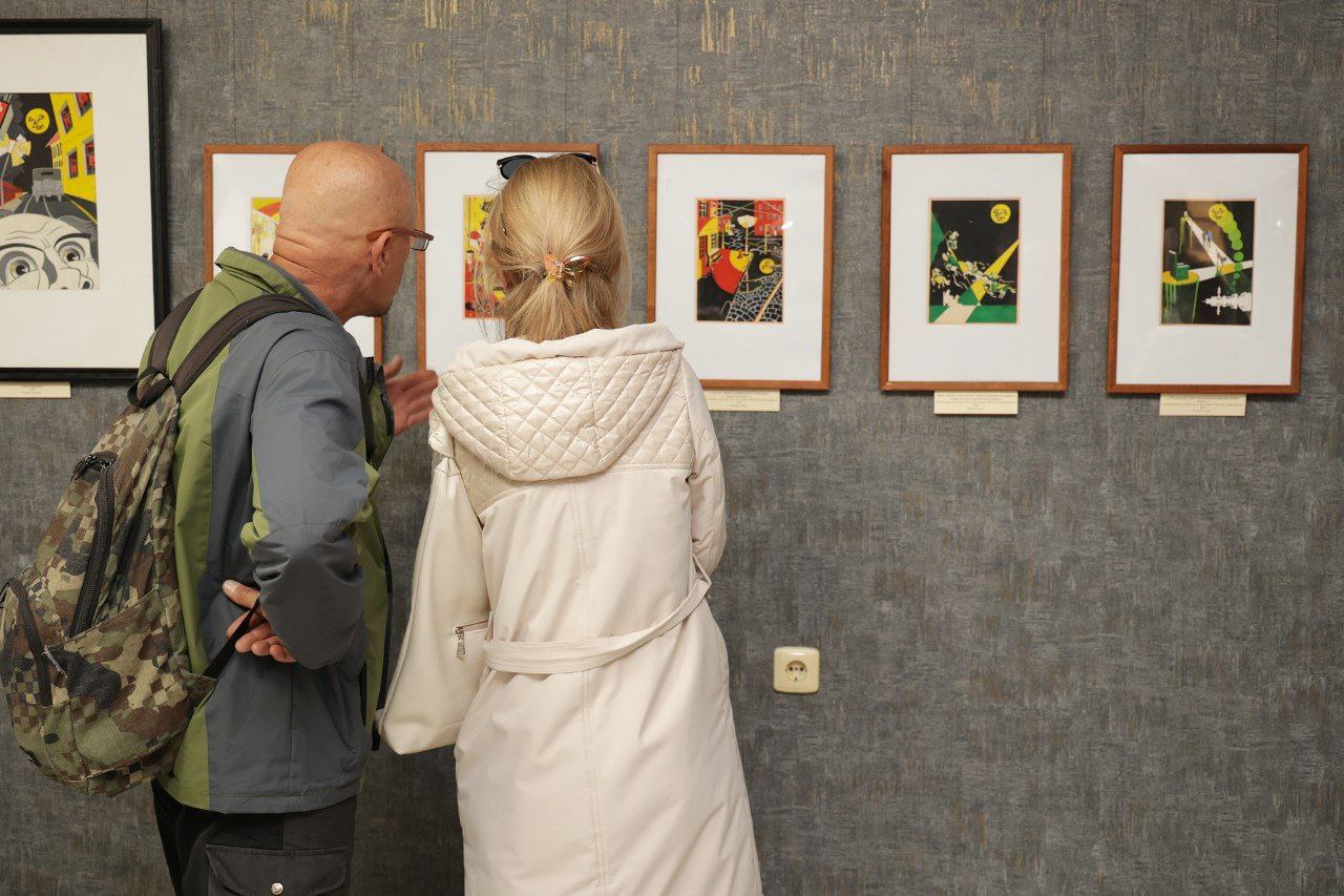 В Симферополе открылась выставка книжной иллюстрации художника Александра Прусакова