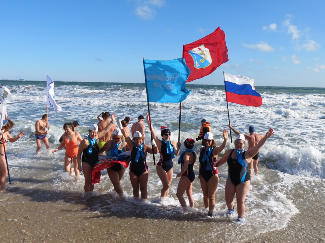 В Феодосии прошёл массовый заплыв «моржей» из Крыма и Краснодарского края