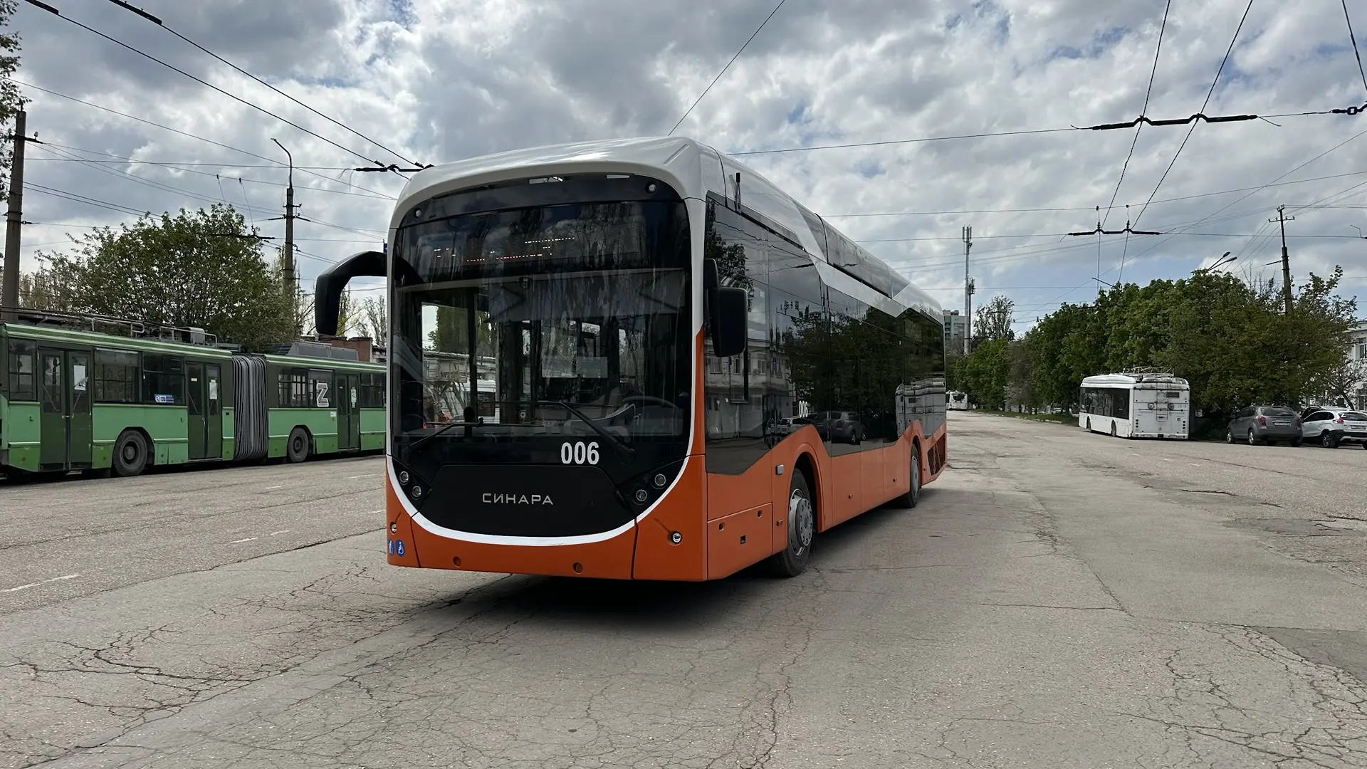  USB-слоты, анатомические сиденья и 40 километров без проводов: в Симферополе тестируют новый троллейбус