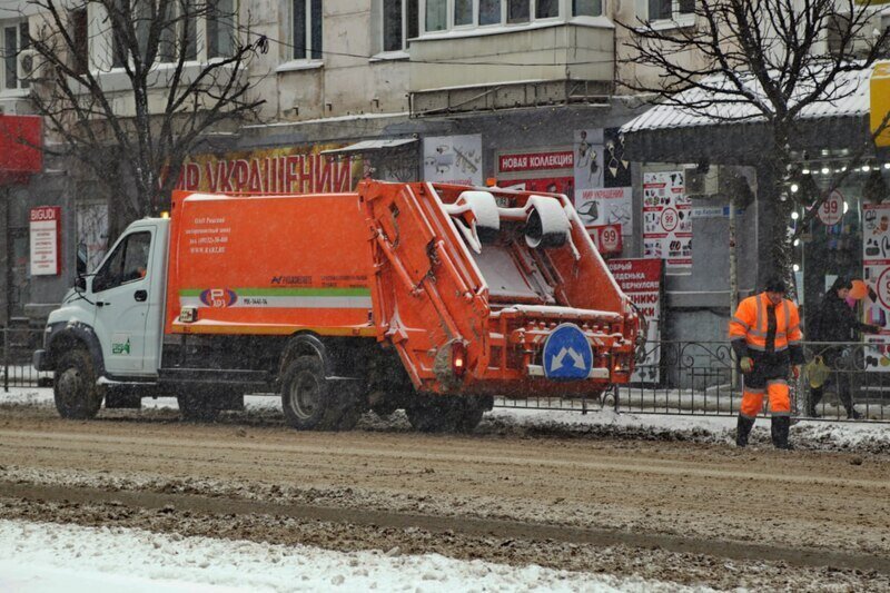 За сутки в Крыму обработали почти 3 тысячи километров дорог