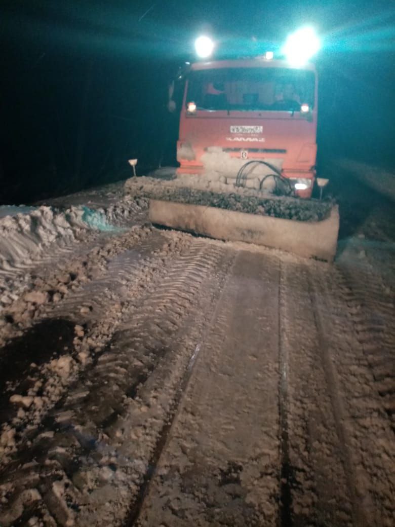 На дорогах Крыма работает более 100 единиц техники