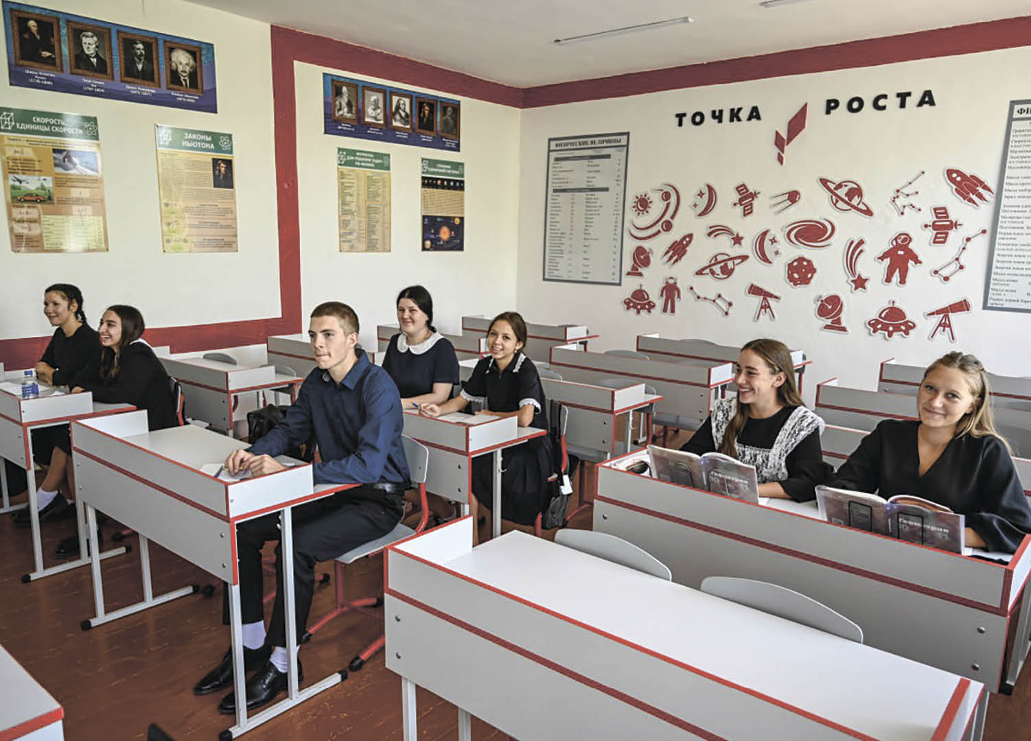 Переход в МАХ, меньше английского и контрольных: что изменилось в школах Крыма