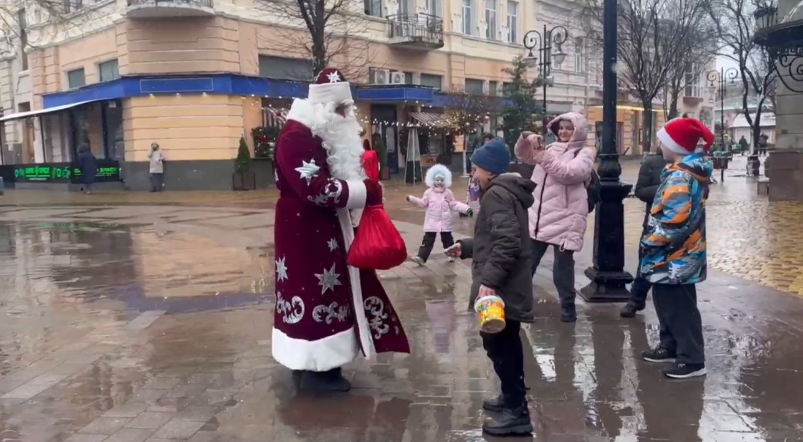 В центре Симферополя Дед Мороз поздравил жителей и гостей города
