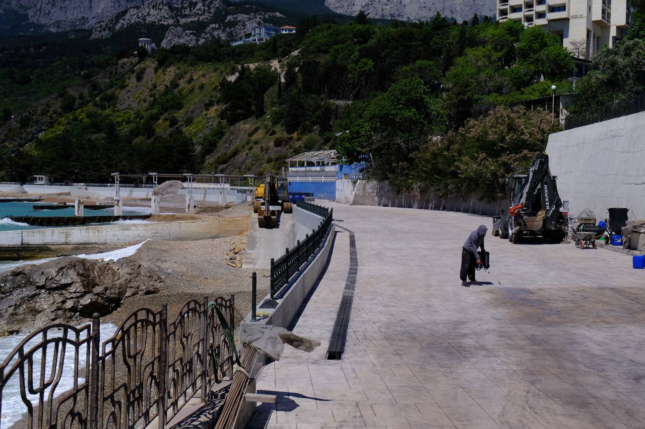 Водолазы, благоустройство и безопасность: 350 крымских пляжей готовятся к началу высокого сезона