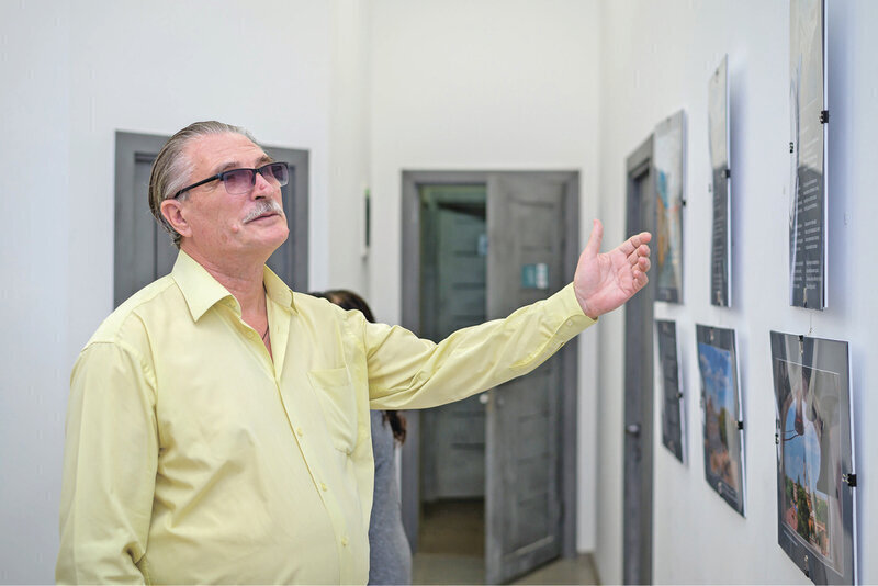 К 70-летнему юбилею творца: в Евпатории открыли фотовыставку на стихи поэта Сергея Овчаренко