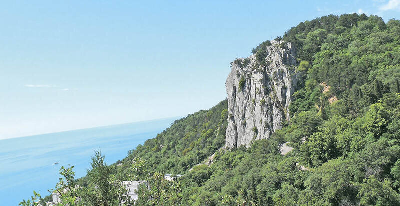 Интересные факты о Крестовой горе: как появился крест, ступеньки на вершине и обломки травертина