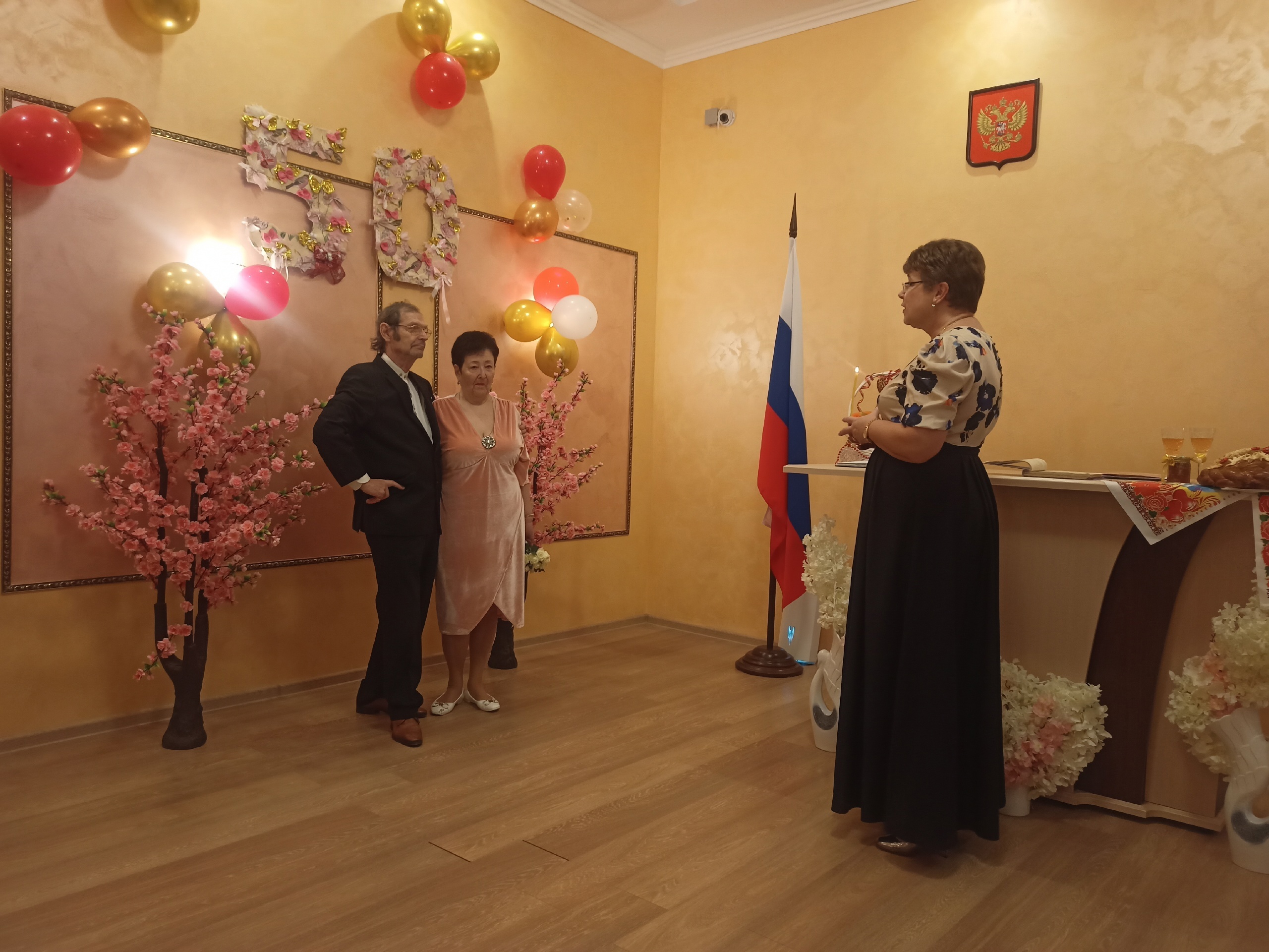 Каравай, свечи и музыкальный клип: в Алуште пенсионеры отпраздновали золотую свадьбу