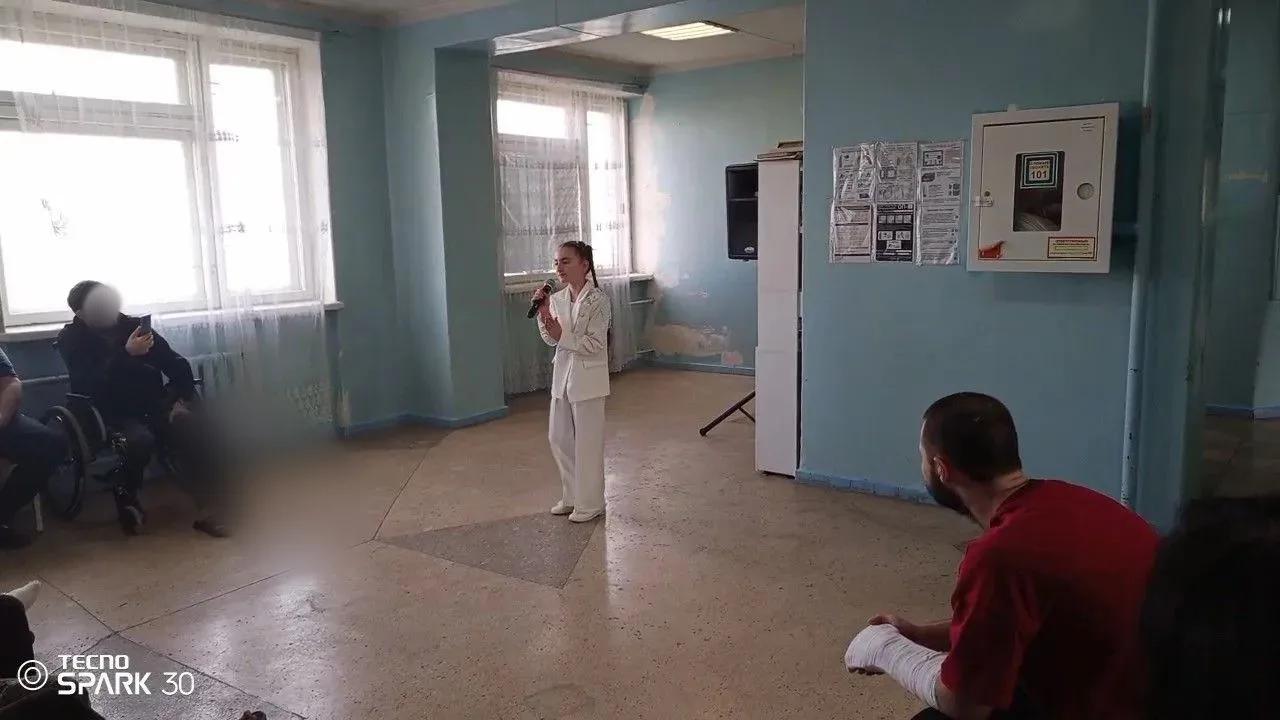 9-летняя Эмилия Ибраимова из Симферополя выступает в госпитале для раненых бойцов СВО