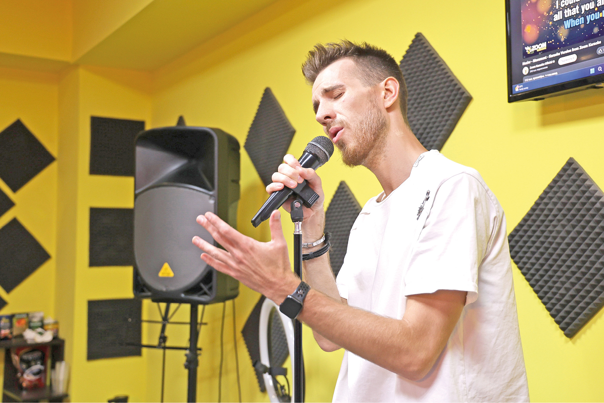 Солист музыкальной группы и педагог Даниил Смирнов рассказал о своей методике обучения, вокалотерапии и правда ли, что петь может каждый