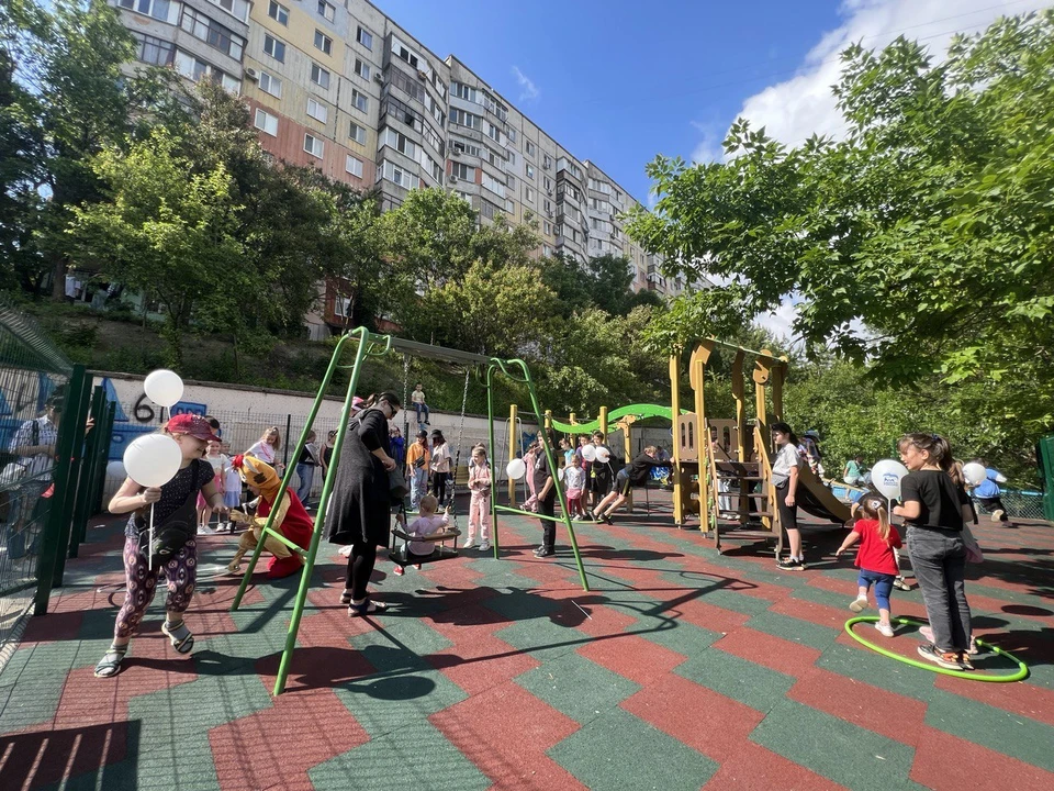 В Симферополе открыли новую детскую площадку