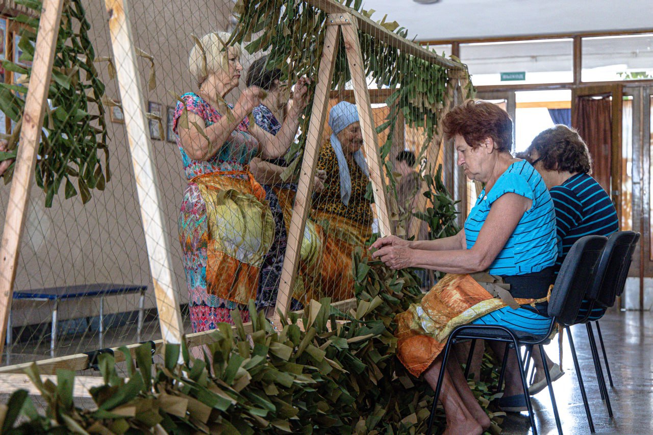 Читают детские письма, кормят с ложечки, плетут масксети и не только: они мирный отряд спецназа, ангелы немедленного реагирования