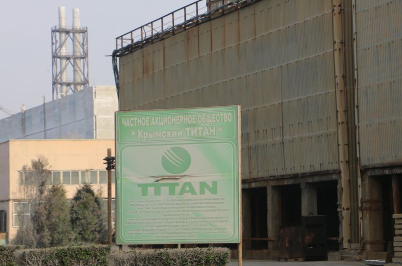 На заводе "Титан" из-за жары усилилось испарение химических веществ 