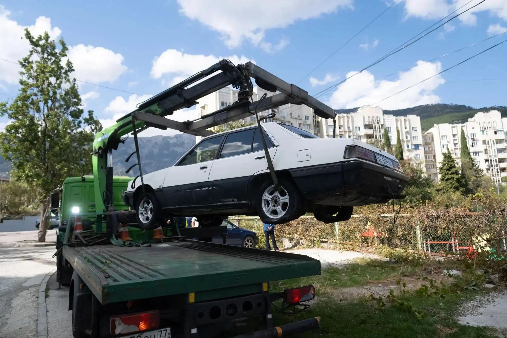 В Ялте эвакуировали 8 брошенных автомобилей
