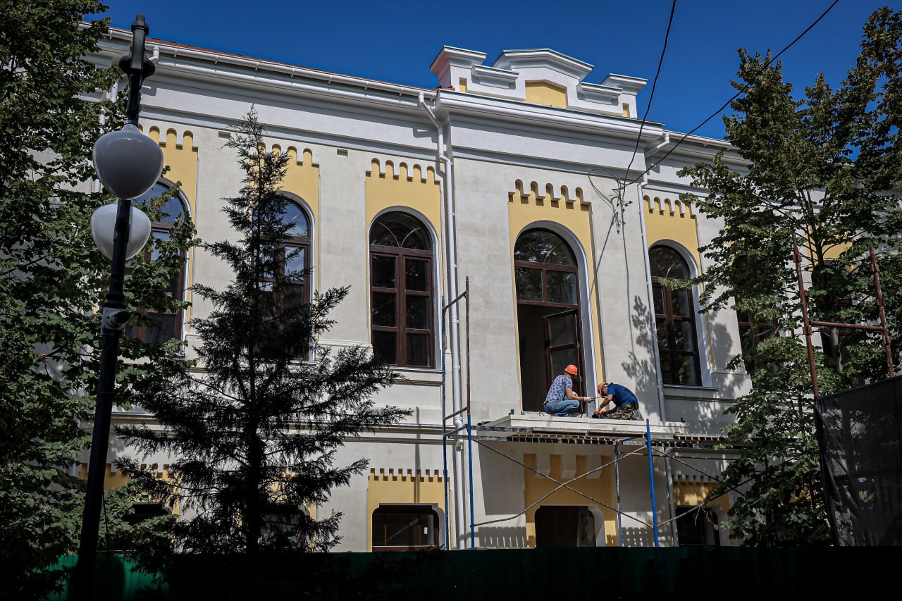В Симферополе завершают реставрацию Крымской филармонии