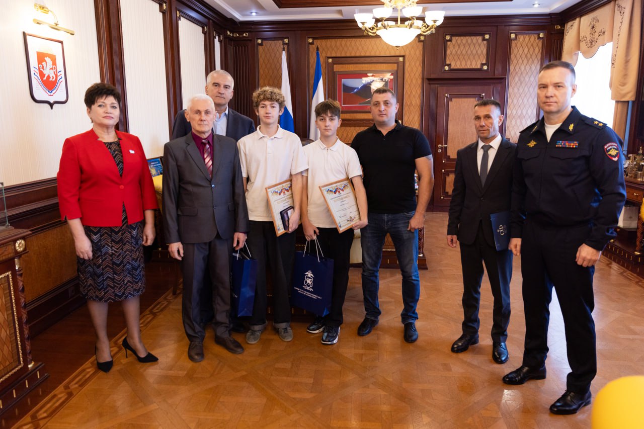 В Крыму наградили школьников, разоблачивших преступную группировку