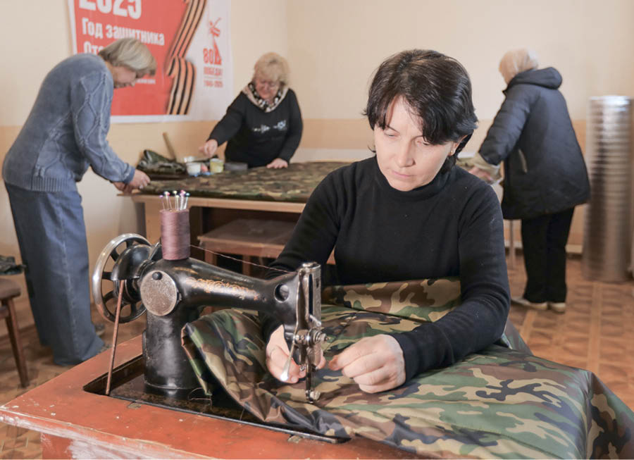 В Гаспре волонтёры шьют для бойцов СВО антидроновые маскировочные одеяла