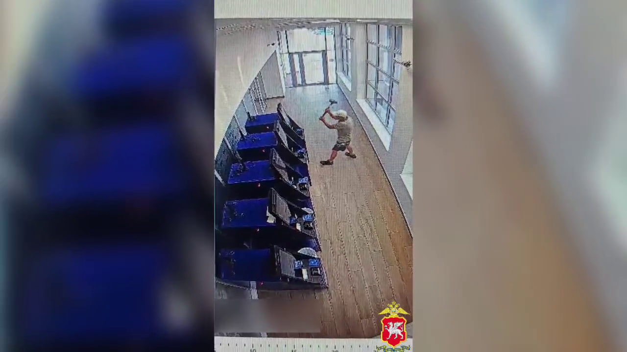 Мужчина с кувалдой устроил погром банка в Алуште