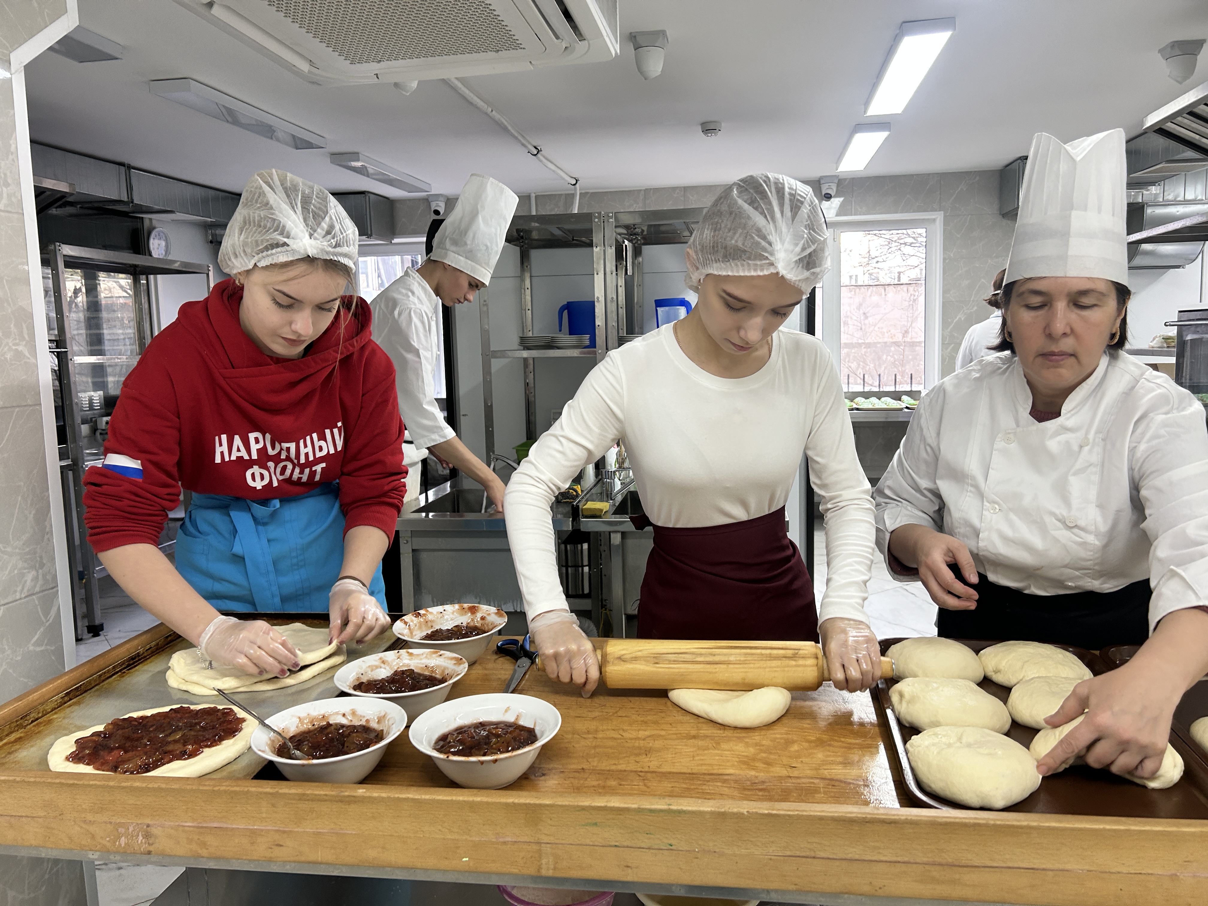 Домашние пироги и пряники от крымчан отправятся к Новому году для раненых бойцов в зону СВО