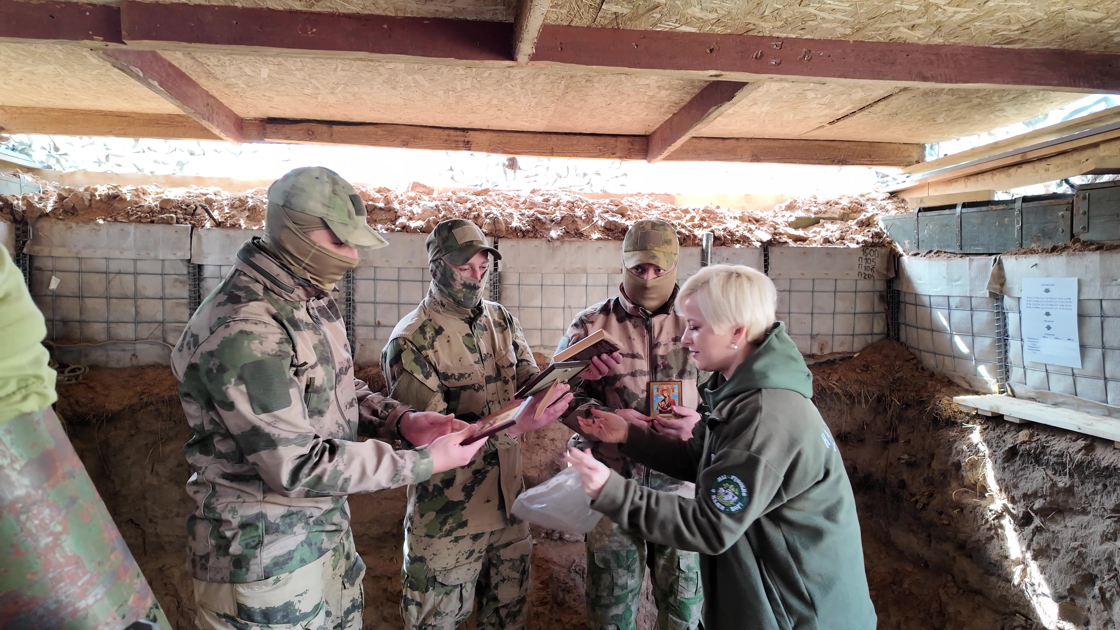 Крымчане передали иконы на позиции крымских бойцов