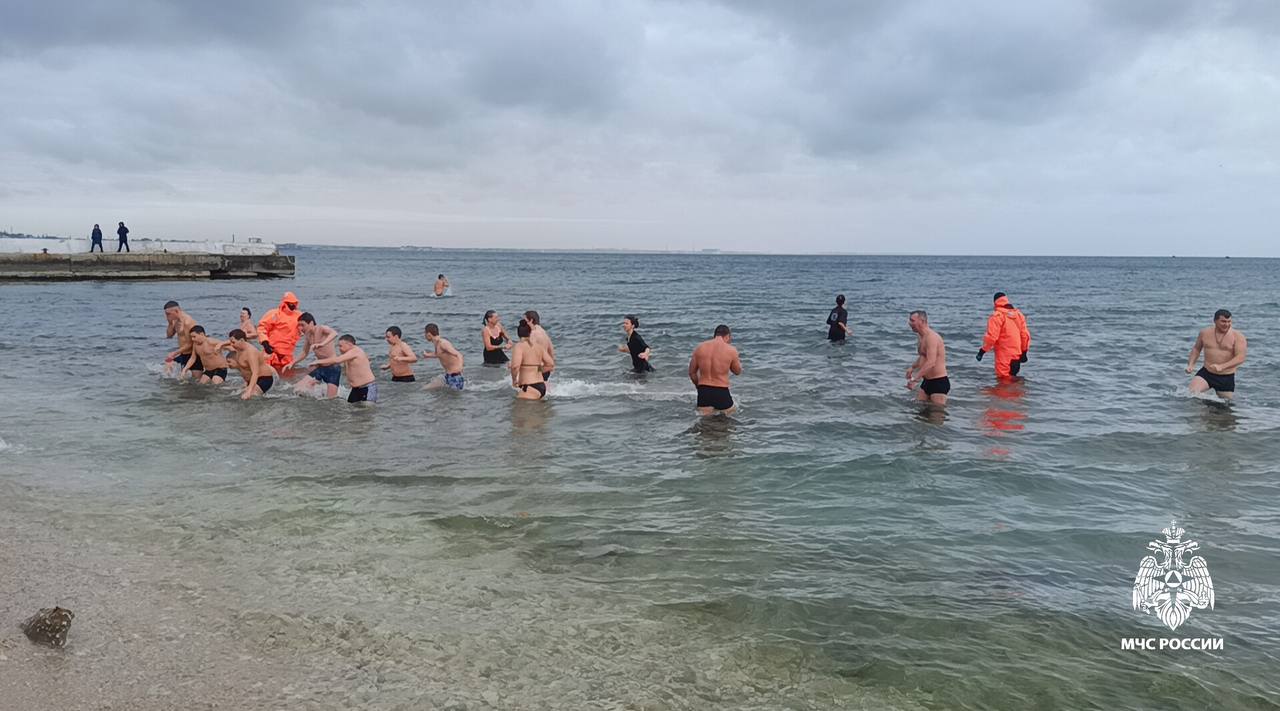 Более 4 тысяч человек в Крыму приняли участие в крещенских купаниях