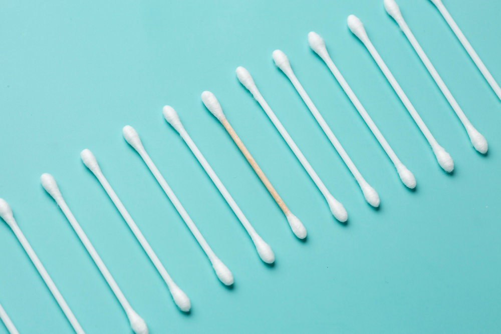 Эксперт ответил, могут ли ватные палочки навредить ушам