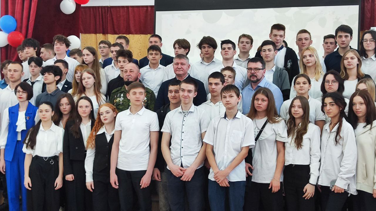 В одной из школ Симферополя прошёл патриотический урок «Разговор с героями Крымской Весны»