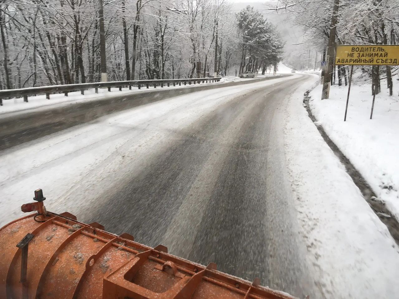 Обстановка сложная: на дорогах Крыма наблюдаются туман и гололёд