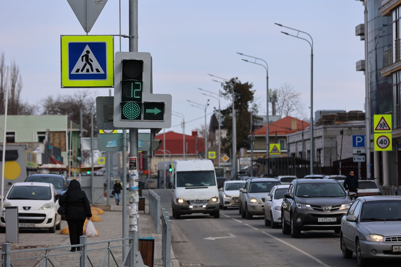 Умные светофоры и видеонаблюдение с ИИ: новые технологии на дорогах Крыма