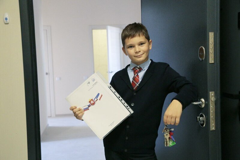 Аксёнов вручил ключи от новых квартир переселенцам из аварийного жилья