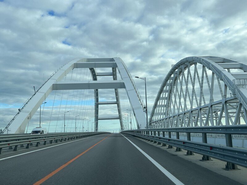 В очереди перед Крымским мостом волонтеры раздают питьевую воду