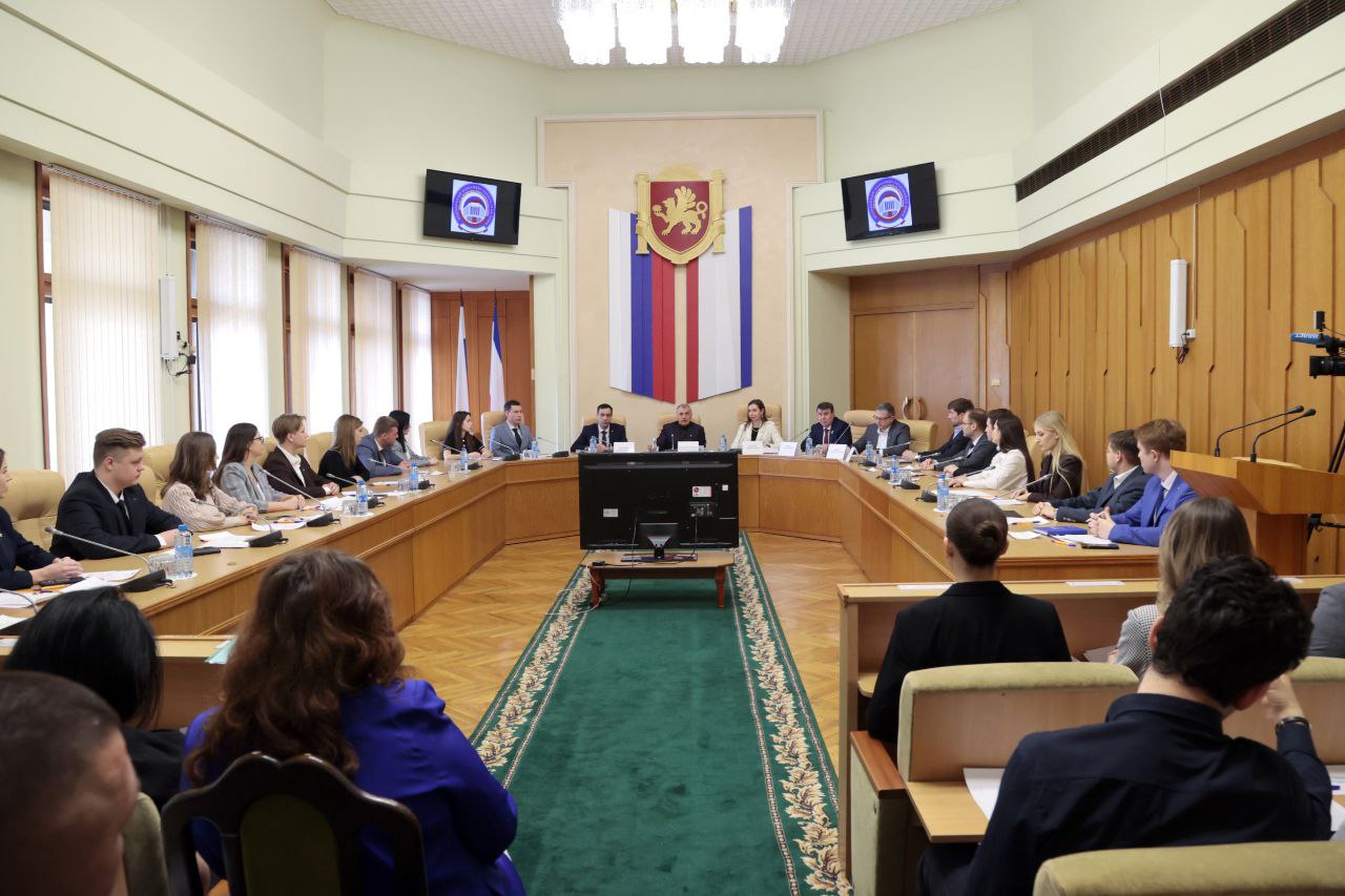 В Крыму сформировали новый состав молодежного парламента