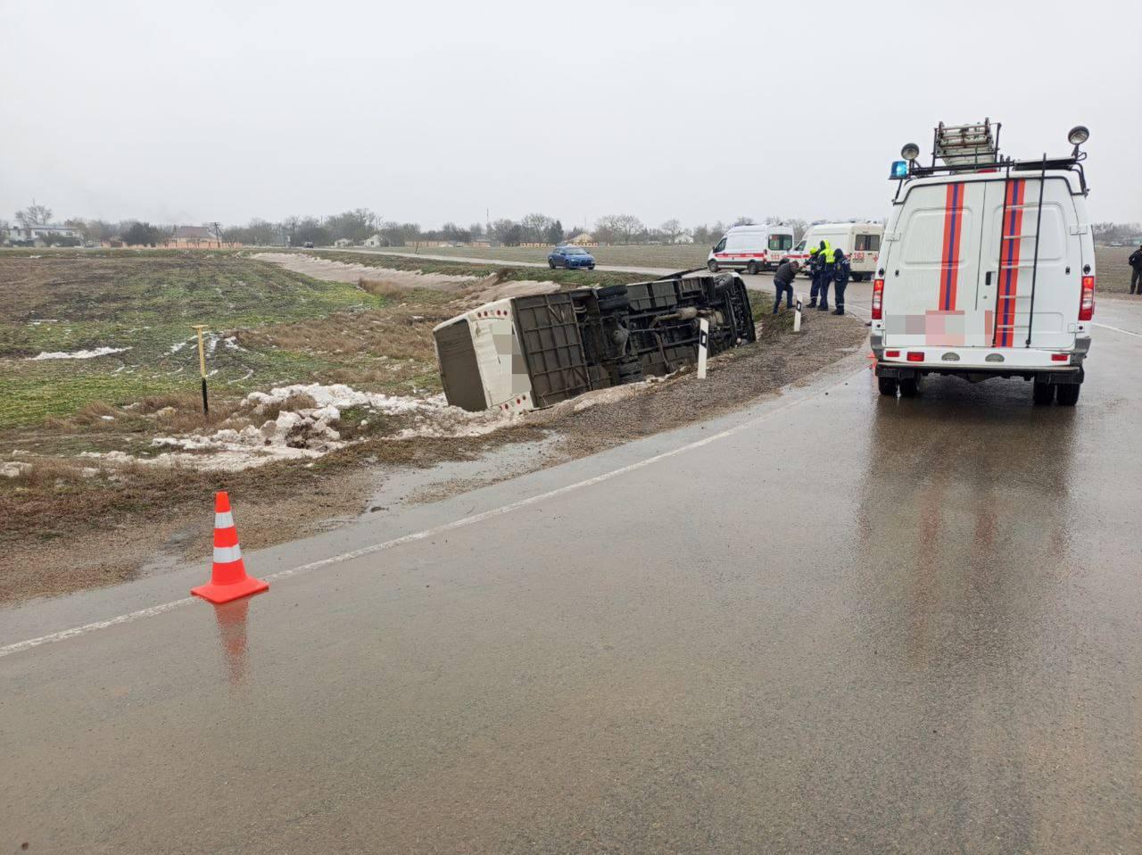 Автобус перевернулся в Черноморском районе: два человека пострадали