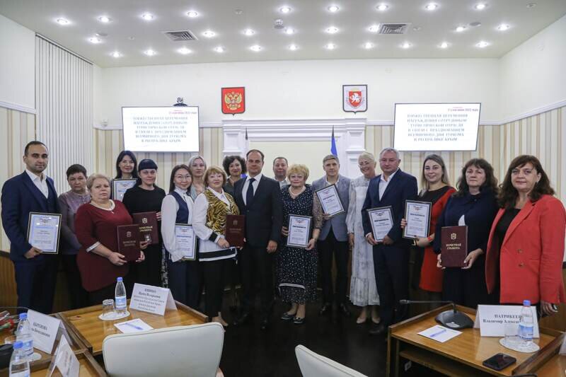 Глава Крыма вручил заслуженные награды работникам туристической отрасли