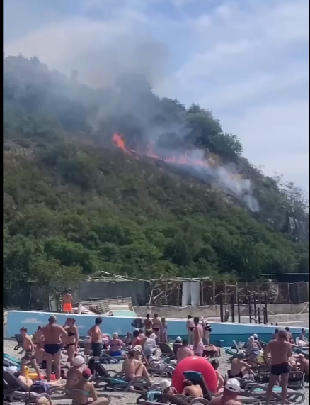 В Ялте горит трава в горах вблизи отеля