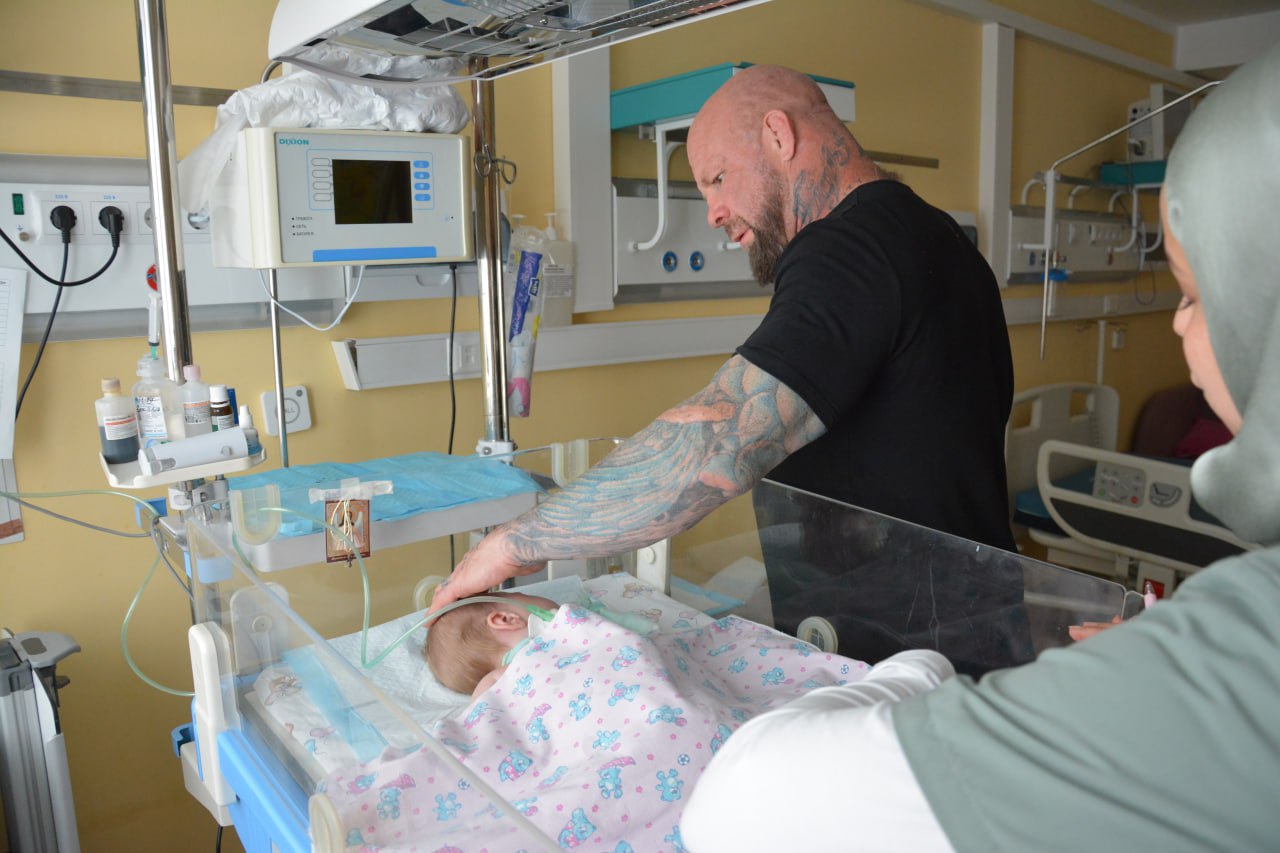 Боец ММА Джефф Монсон посетил Республиканскую детскую клиническую больницу 