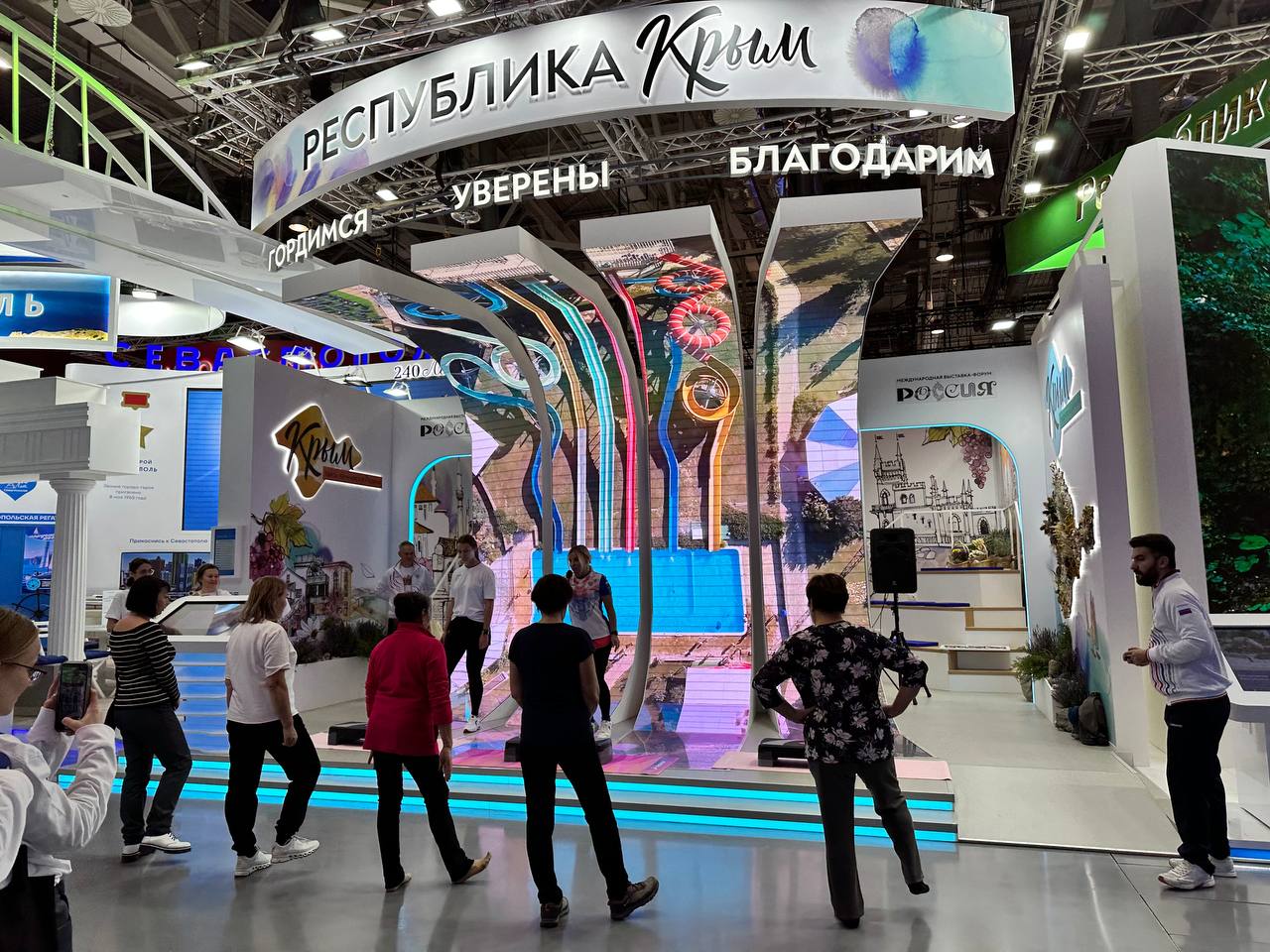 Что говорят посетители выставки "Россия" о послании президента Федеральному Собранию