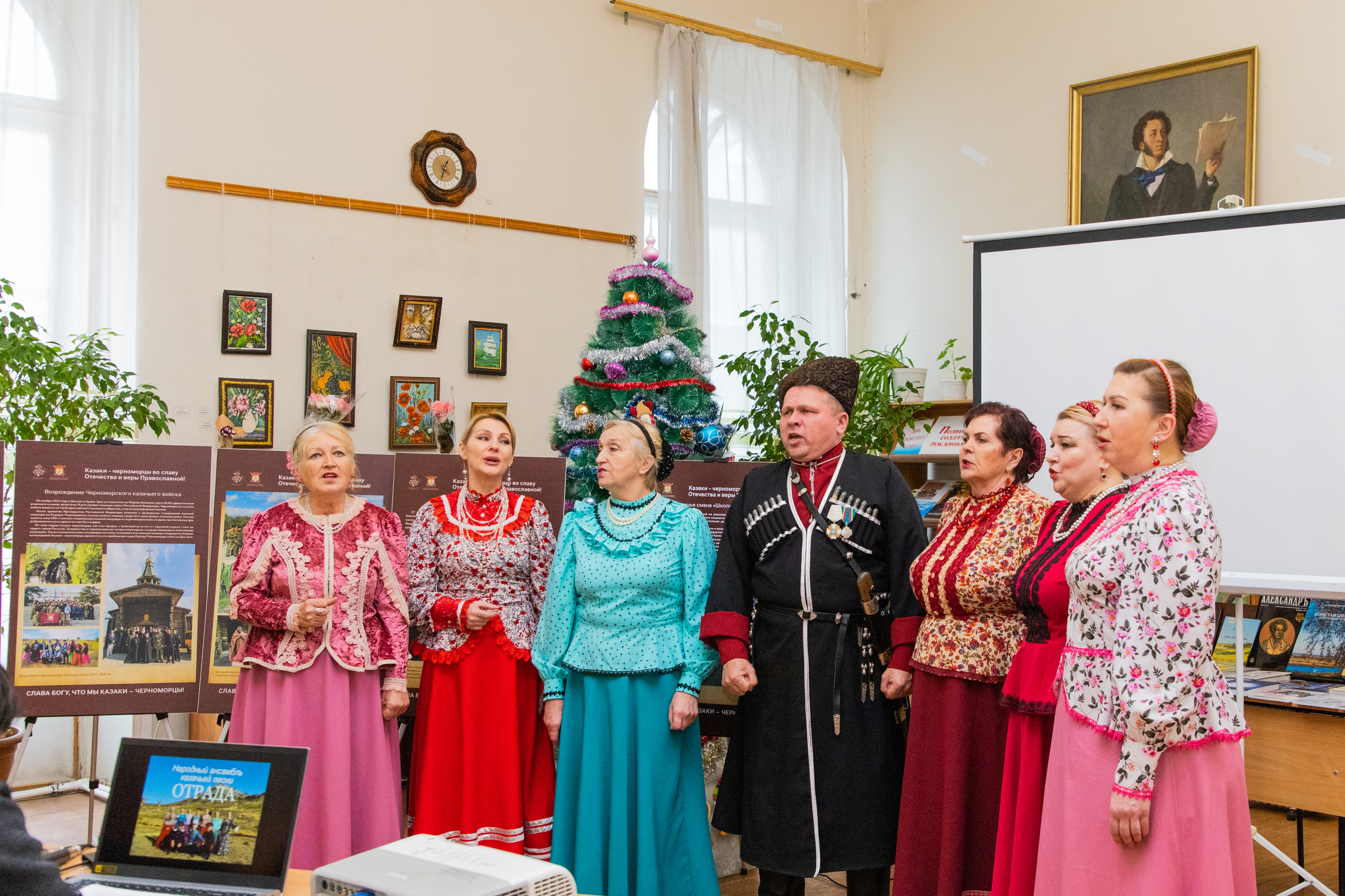 В Симферополе открылась выставка, посвященная Дню создания Черноморского казачьего войска
