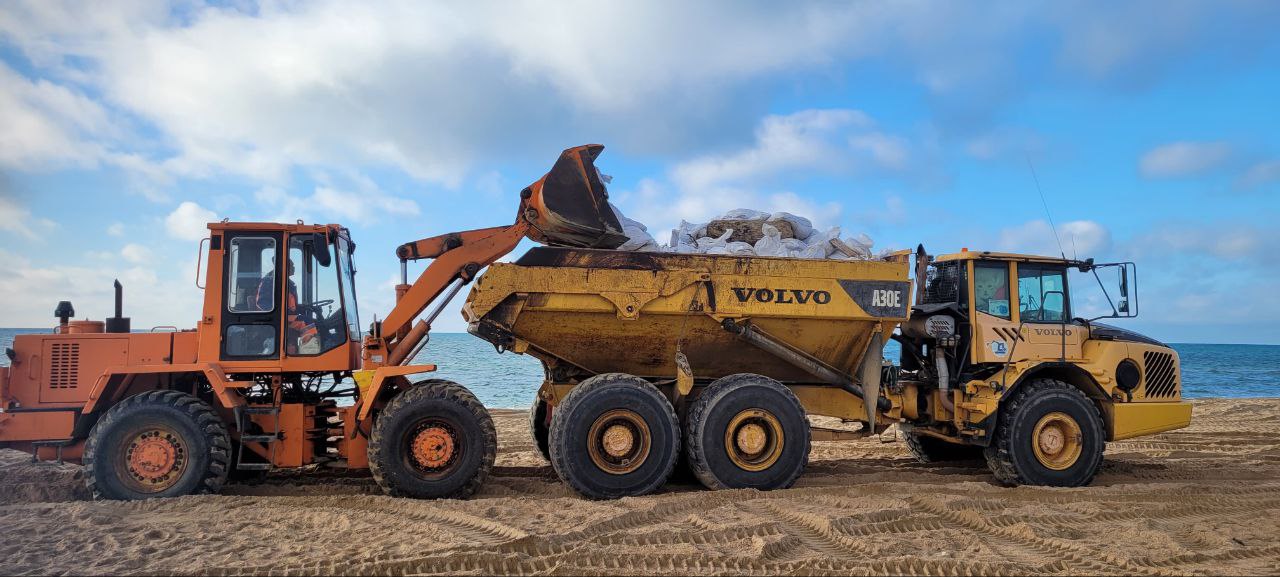 Почти 73 тысячи тонн загрязнëнного мазутом песка вывезли с пляжей Краснодарского края