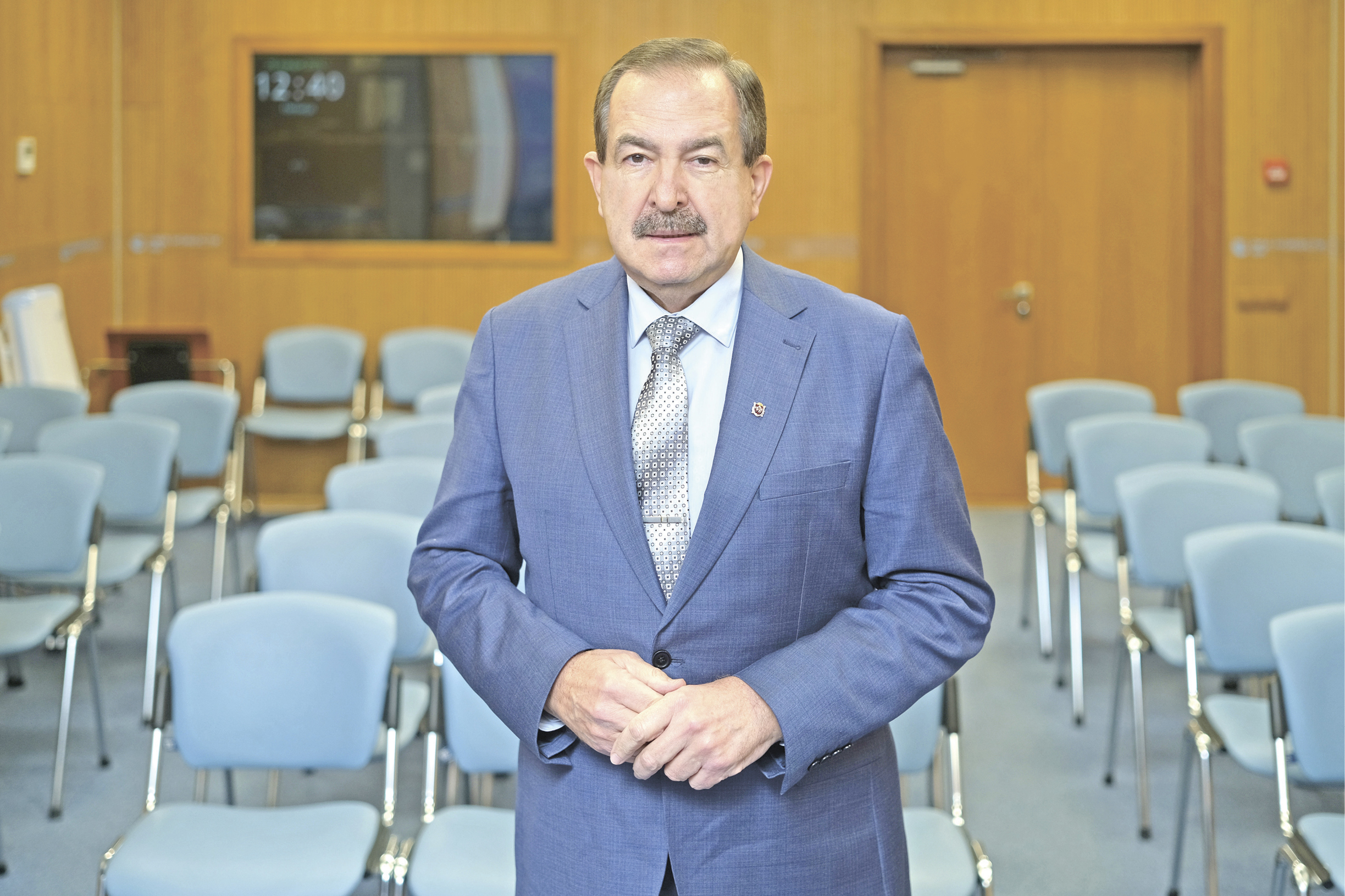 "Ночь" и "день"  крымского здравоохранения, помощь по ОМС в частных клиниках и личный секрет молодости: интервью Бориса Левина