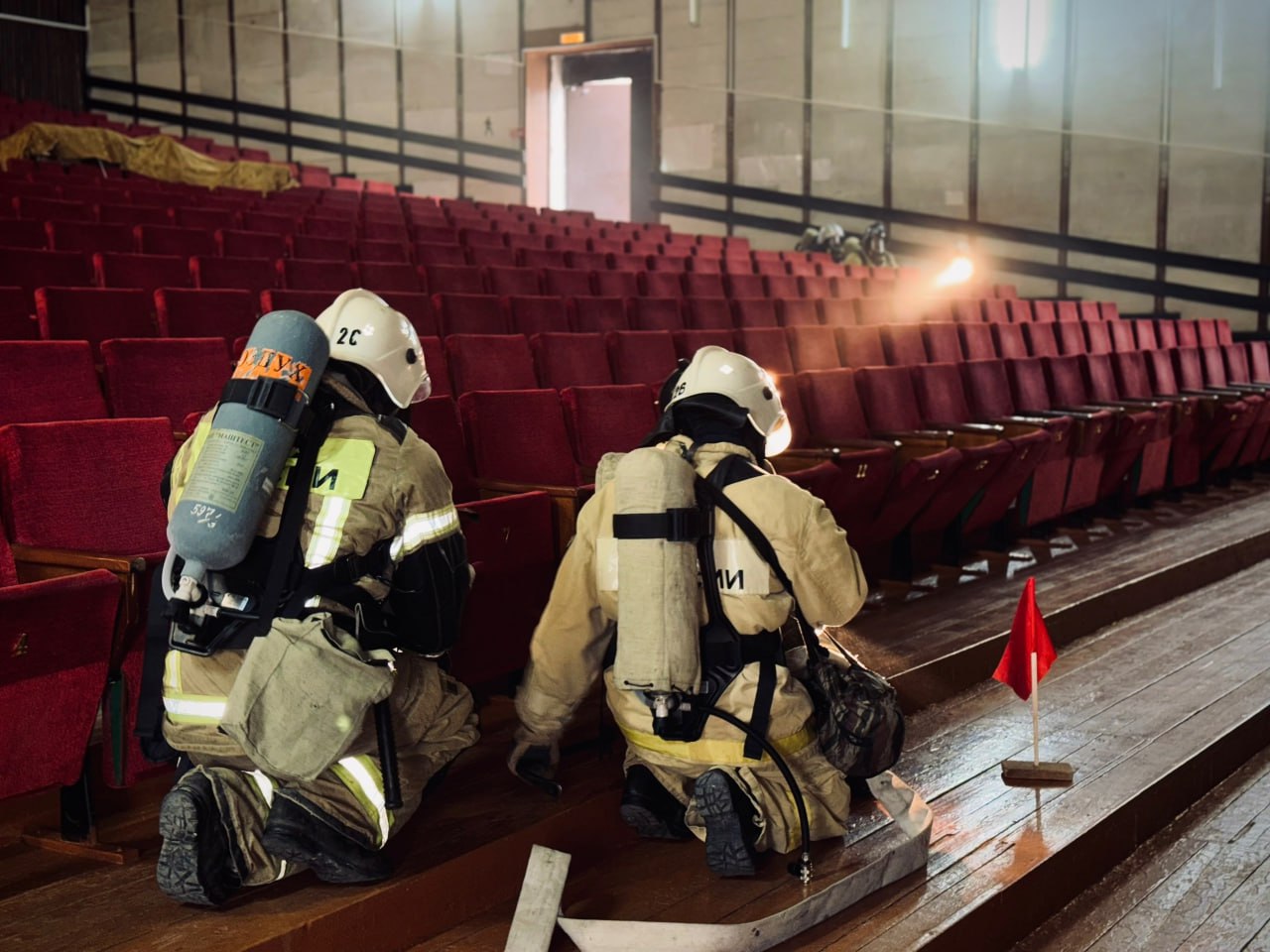 Учения МЧС: в Джанкойском районном доме культуры тушили пожар