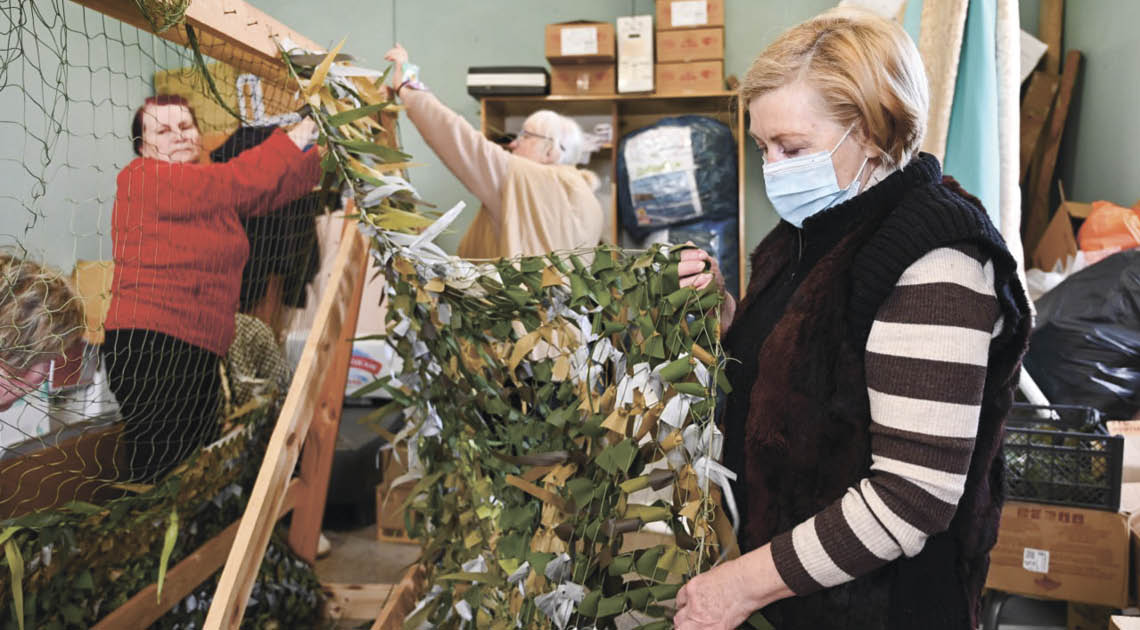 Как жители Песчаного в сельском клубе плетут масксети для бойцов СВО