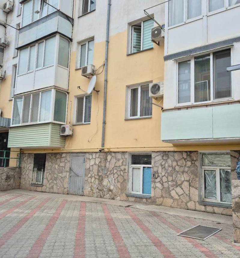 В Феодосии ребëнок выпал из окна второго этажа многоквартирного дома