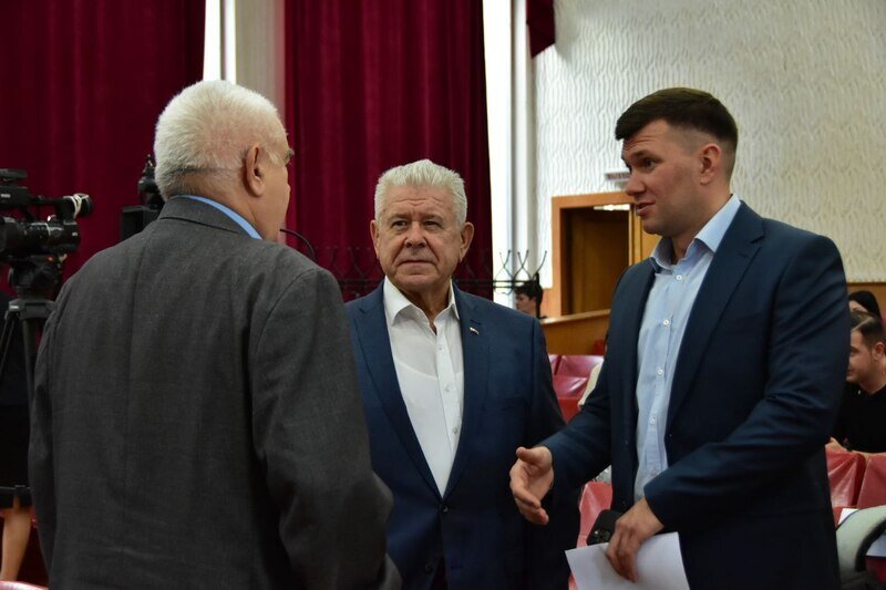 В Симферополе проходит заседание седьмой сессии Госсовета РК - фото