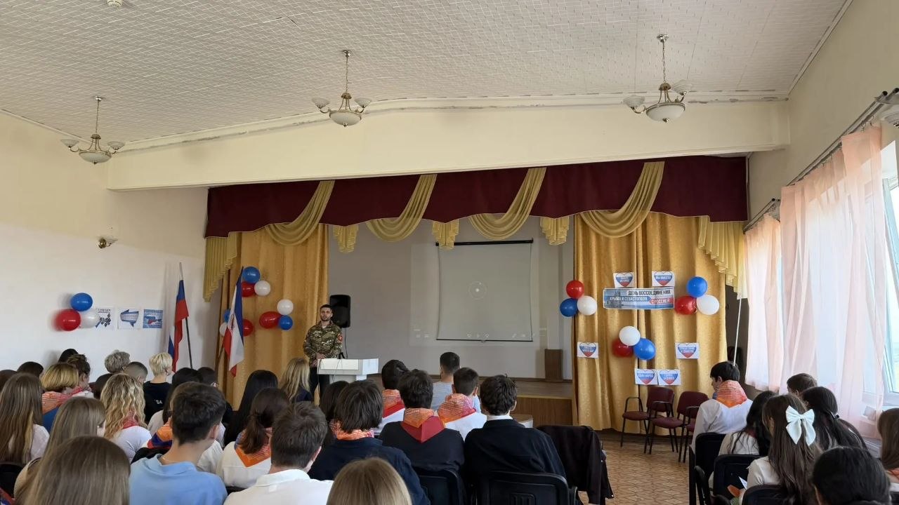 Участник СВО проводит киноуроки о важном для школьников в Крыму