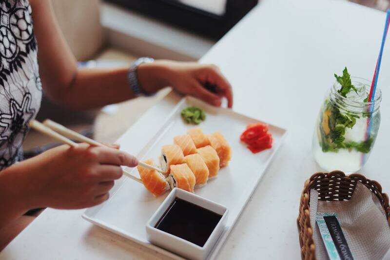 Роллы и суши: чем рисковано сыроедение